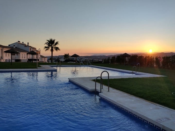 Pool i solnedgång