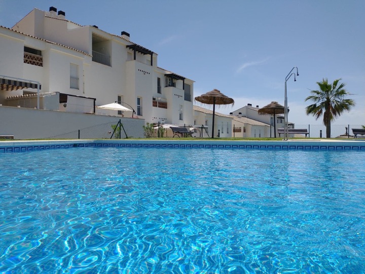 Pool med parasoll på terrassen