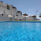 Pool med parasoll på terrassen