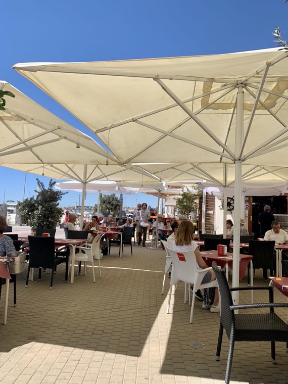 Uppträdande och musik på en av Caleta's många barer och serveringsställen