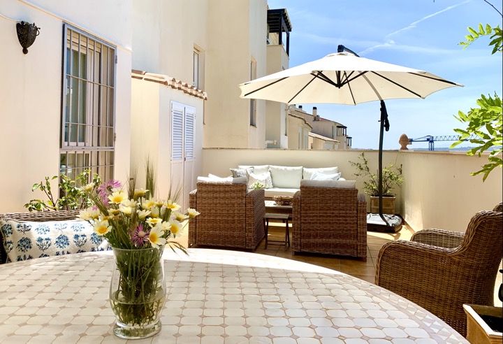 Stora terrassen med plats till matplats och lounge