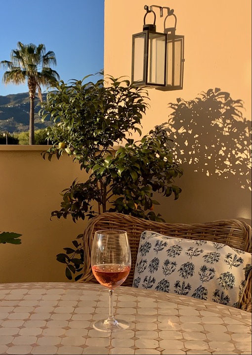 Ett svalkande glas vin i skuggan under pergolan